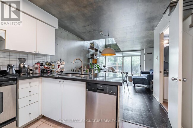 Photo - 954 King St W Unité 106