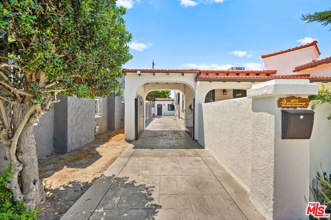 Photo - 3871 Roxton Ave