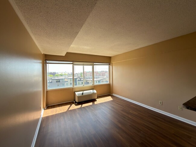 Building Photo - Newly Renovated Studio available NOW Unit 621