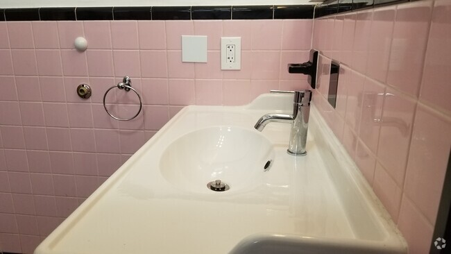 Building Photo - 630 SW 7th Ave Unit 1BEDROOM Rental