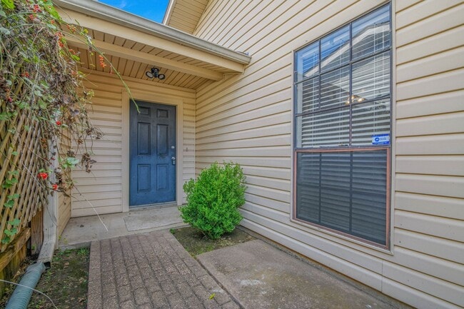 Building Photo - Precious 2/1 Townhome w/ Yard & Garage Available Now!