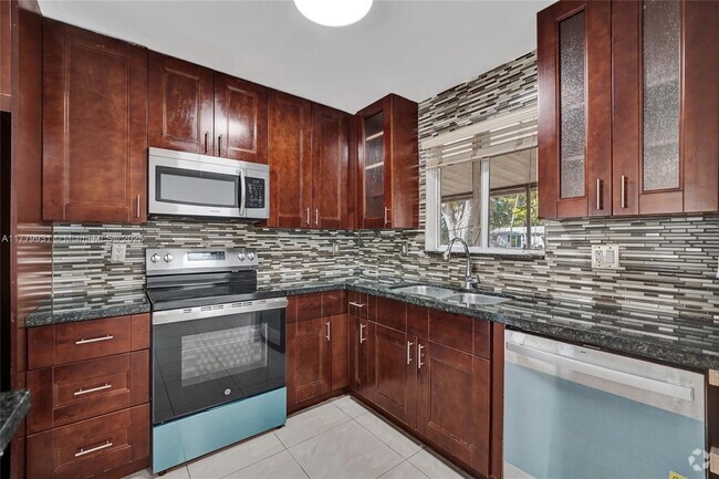 Building Photo - 924 N 30th Rd Rental