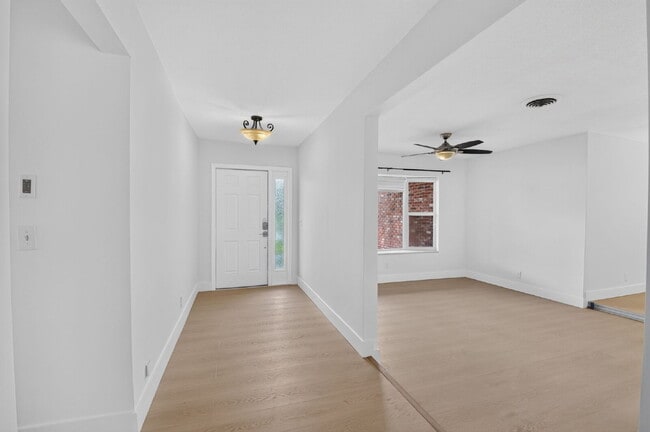"Spacious & Renovated 4-Bed Oasis with Pool in Boca Raton - 2136 Sq Ft of Elegance!"