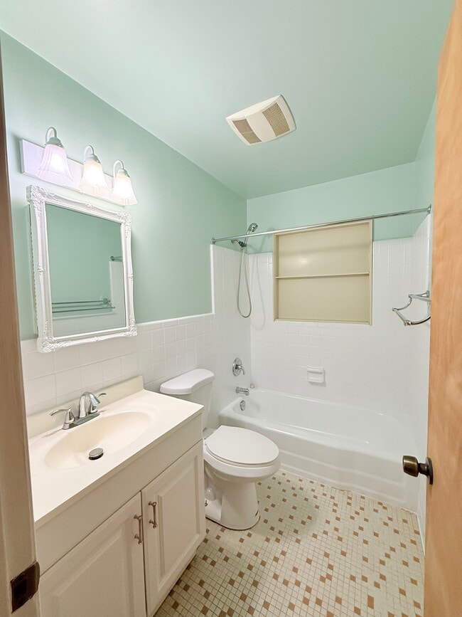 Photo - 104 Bowen St Unit A