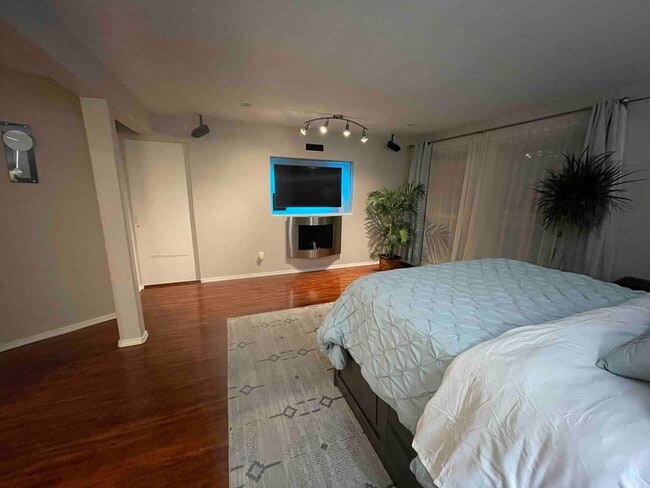Building Photo - Anchorage downtown Condo! Walk or bike to work! Unit 102