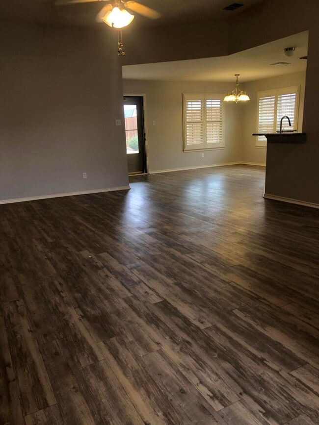 Photo - 7528 84th St