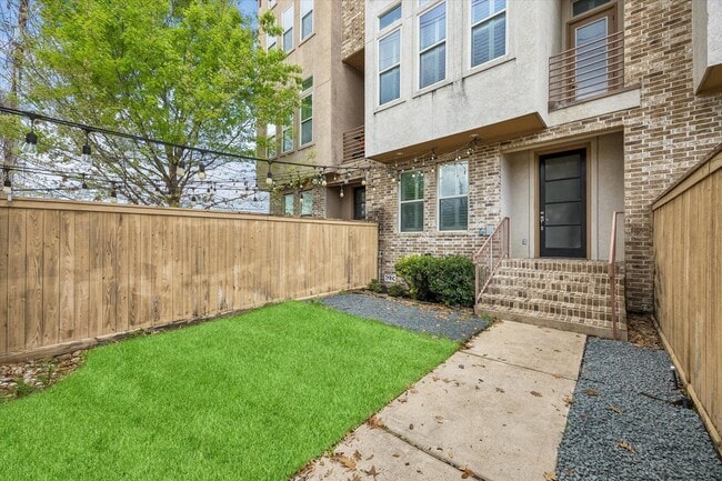 Photo - 115 E 2nd St