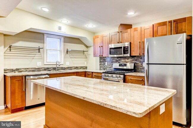 Photo - 737 Morton St NW