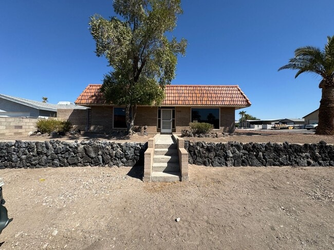 Building Photo - 3 Bedroom Furnished Home with UTILITIES INCLUDED with Courtyard Near the Colorado River 3-12 mont...