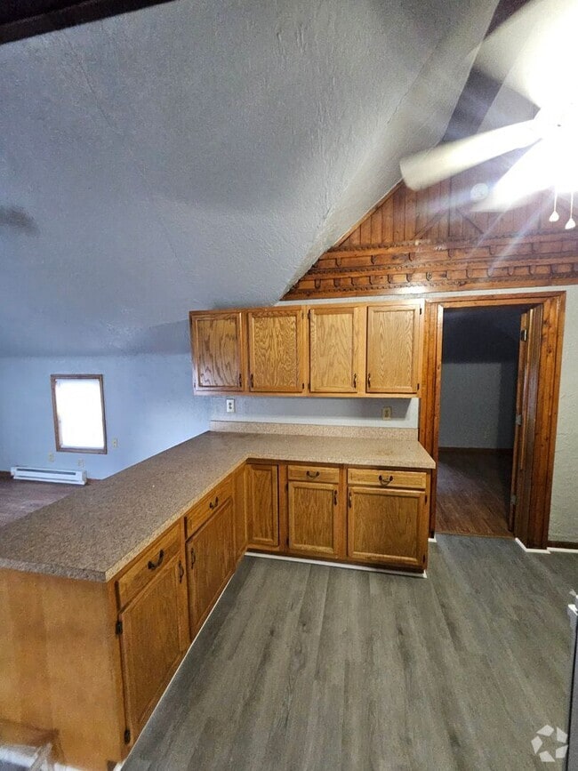 Building Photo - 829 W State St Unit 829 1/2 West State Street Rental