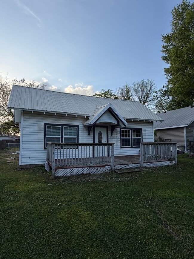 Building Photo - 3 Bedroom 1 Bath Home For Rent