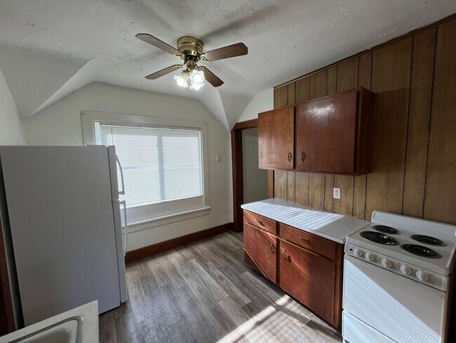 Photo - 725 Werle Ave Unit Upper