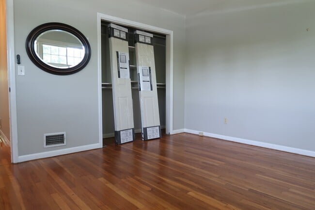 Photo - 929 Kenmoor Ave SE