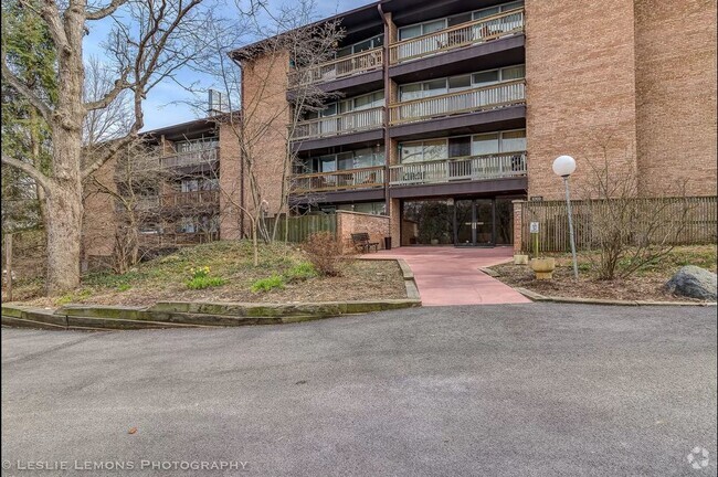 Building Photo - 5700 Hillcrest Ln Unit 2J Rental
