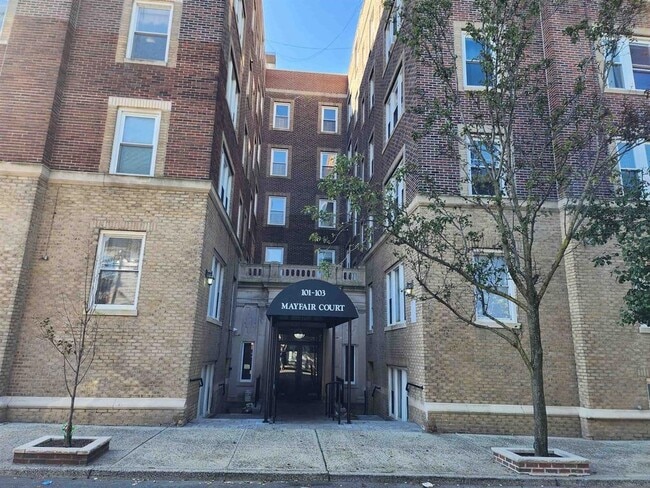 Building Photo - 103 73rd St Unit 14