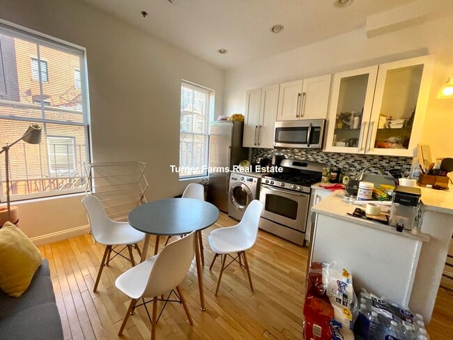 Building Photo - 243 Northampton St Unit 2