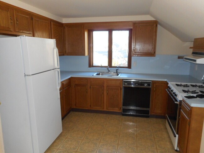 Large Eat in Kitchen - 107 Garside Ave Unit 2