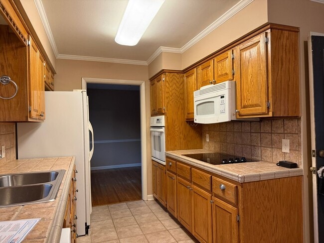 Photo - 323 Auburn Dr