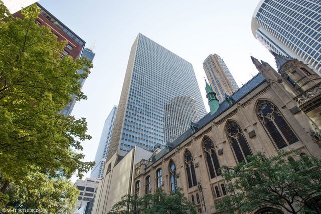 Building Photo - 111 E Chestnut St Unit 25F