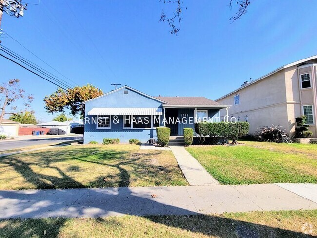 Building Photo - Charming 3 Bedroom Home Located in Prime L...