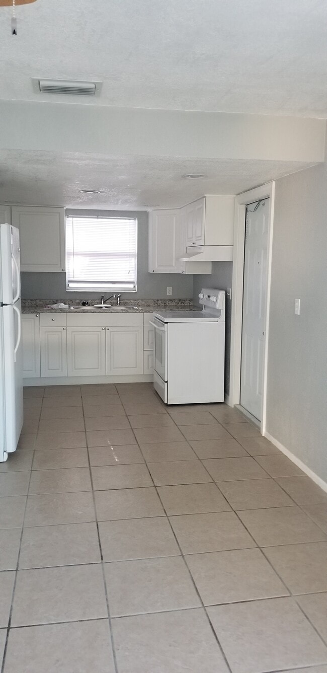 Sala de estar/Cocina - 2964 62nd Ave N Unidad 2964