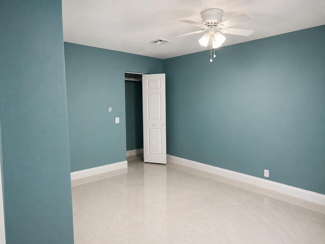 Photo - 725 Dobbins St