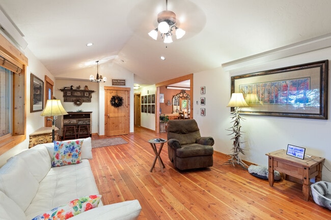 Photo - 404 Snake River Dr