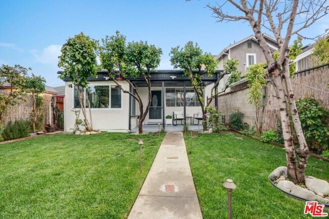 Photo - 5514 Woodman Ave