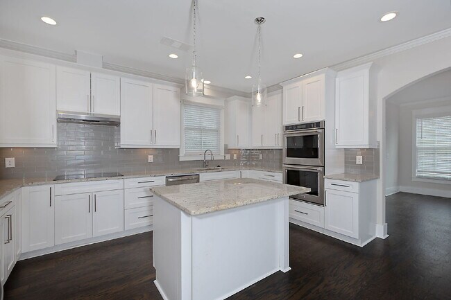 2033 Cherokee Dr