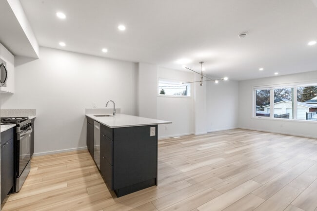 Building Photo - 11440-11487 87 St NW Unit 3