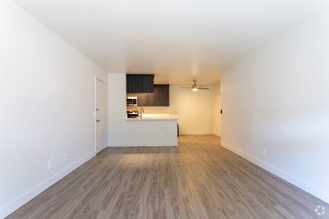 1BR, 1BA - 680 SF