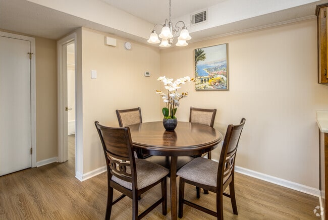 2BR, 2BA - 916SF - Dining Area