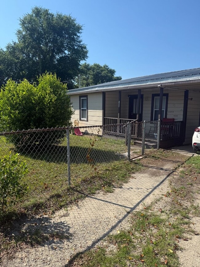 Building Photo - Adorable 2 BR / 1 BA - Cute affordable Home - Fort Walton Beach - Behind ACE Hardware off Racetr... Unit 100