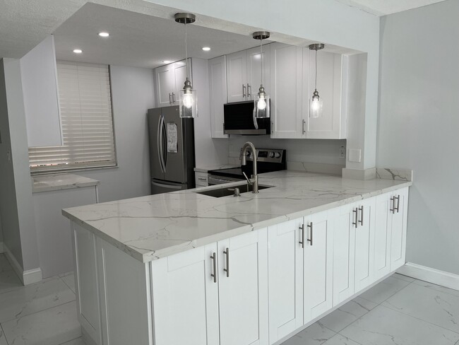 Building Photo - 2830 Somerset Dr Unit 211n Rental
