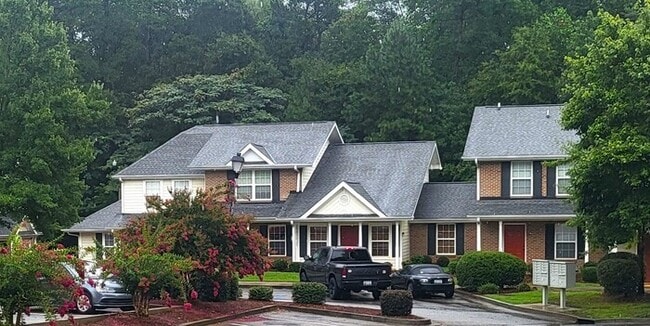Building Photo - Coming Soon! Spacious Two Bedroom 1.5 Bath... Rental