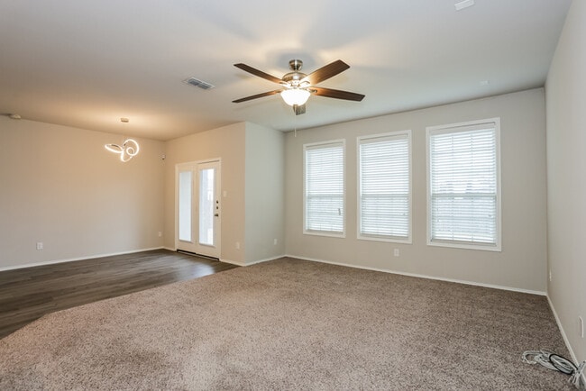 Photo - 202 Shetland Ct