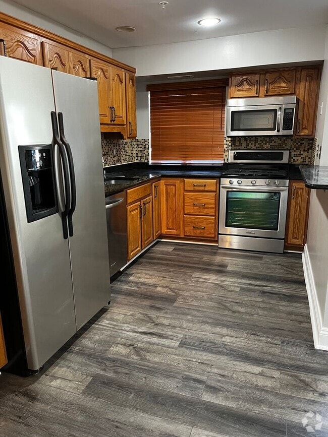 Building Photo - Renovated 2-Bedroom Apartment!! Unit 104