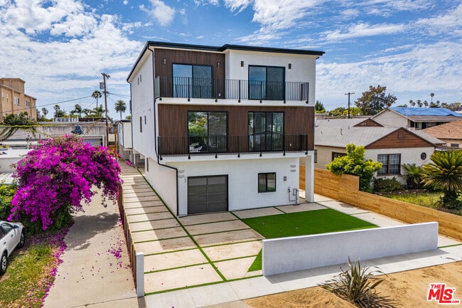Building Photo - 1525 S Carmelina Ave Unit 1523