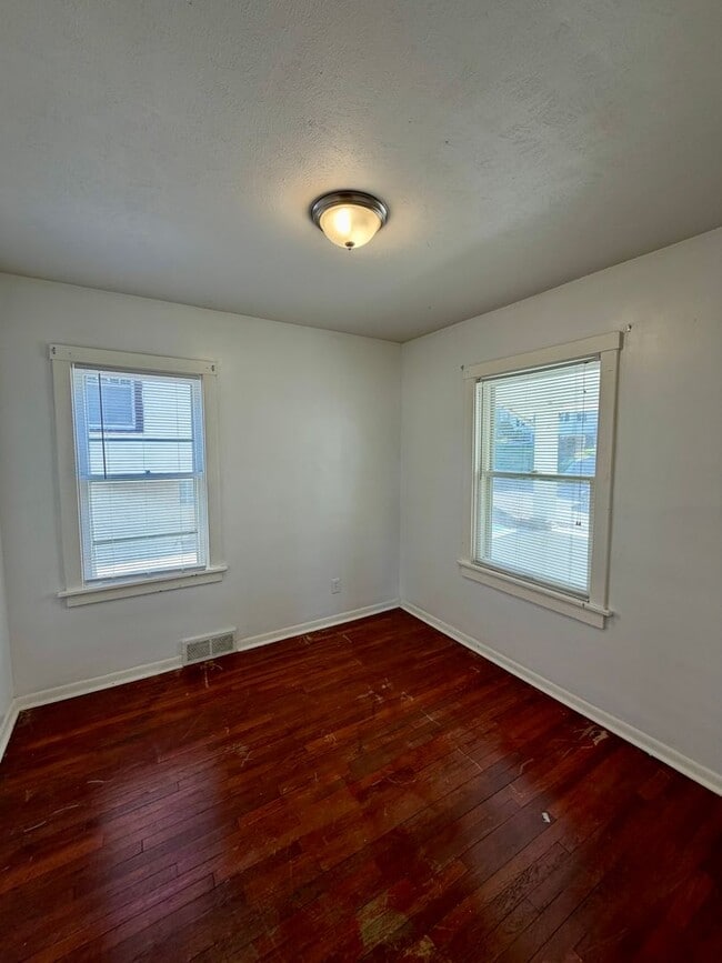 Photo - Spacious 3 bed/1.5 Bedroom House Close to Blackstone and Major Universities