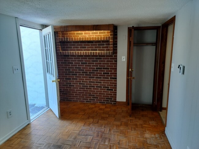 Building Photo - 326 S Center St