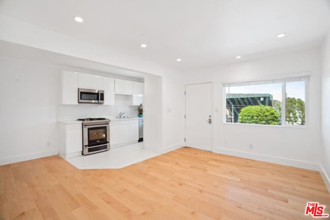 Building Photo - 119 Paloma Ave Unit J Rental