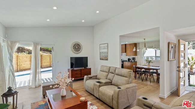 Photo - 5304 Baza Ave