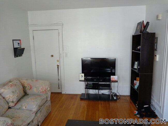 Building Photo - 121 Park Dr