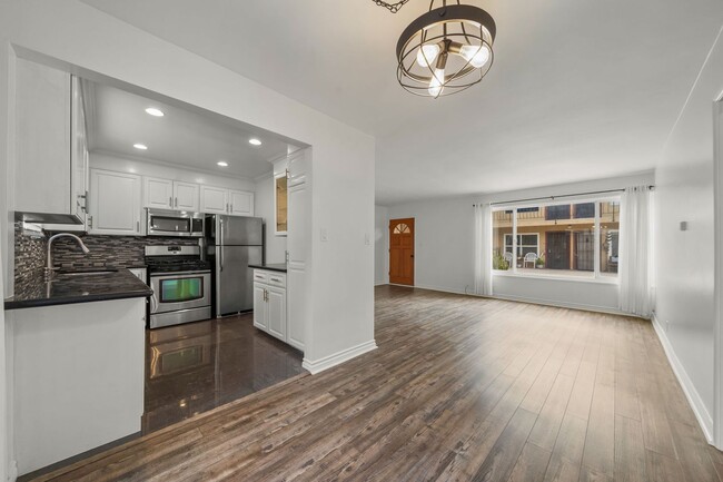 Building Photo - 2 Bed 1 Bath Updated Gated Condo Near Beac...