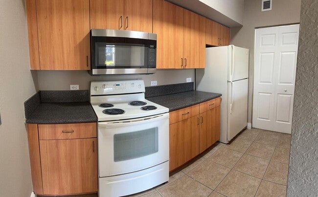 Photo - 1 BEDROOM = FIRST FLOOR = LAKE VIEW  Approved The Same Day!! Unidad 10186-D1 - Atlanta