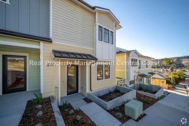 Building Photo - AVAILABLE JULY - Executive Townhome in Avi...