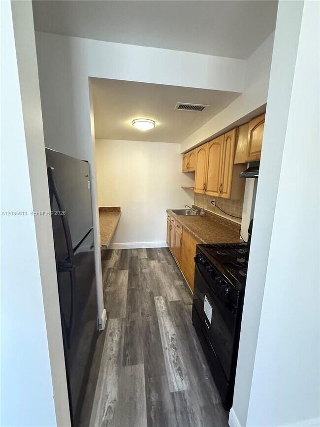 Photo - 7720 Byron Ave Unidad 4