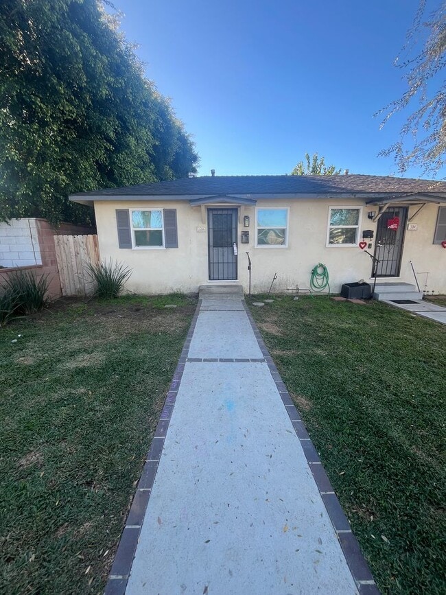 Building Photo - 334-336 E School St. Unit 336