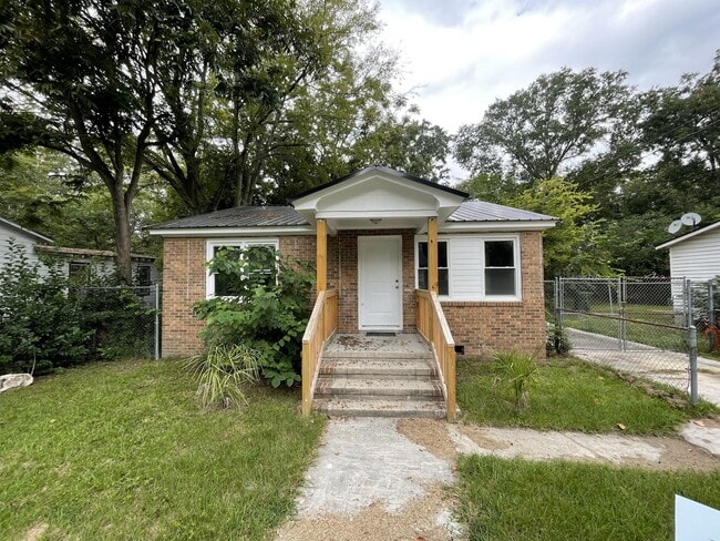 Building Photo - 815 N Commander St