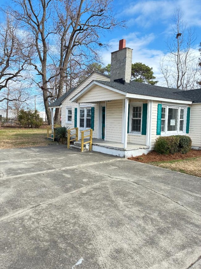 Photo - 1601 Queen St E